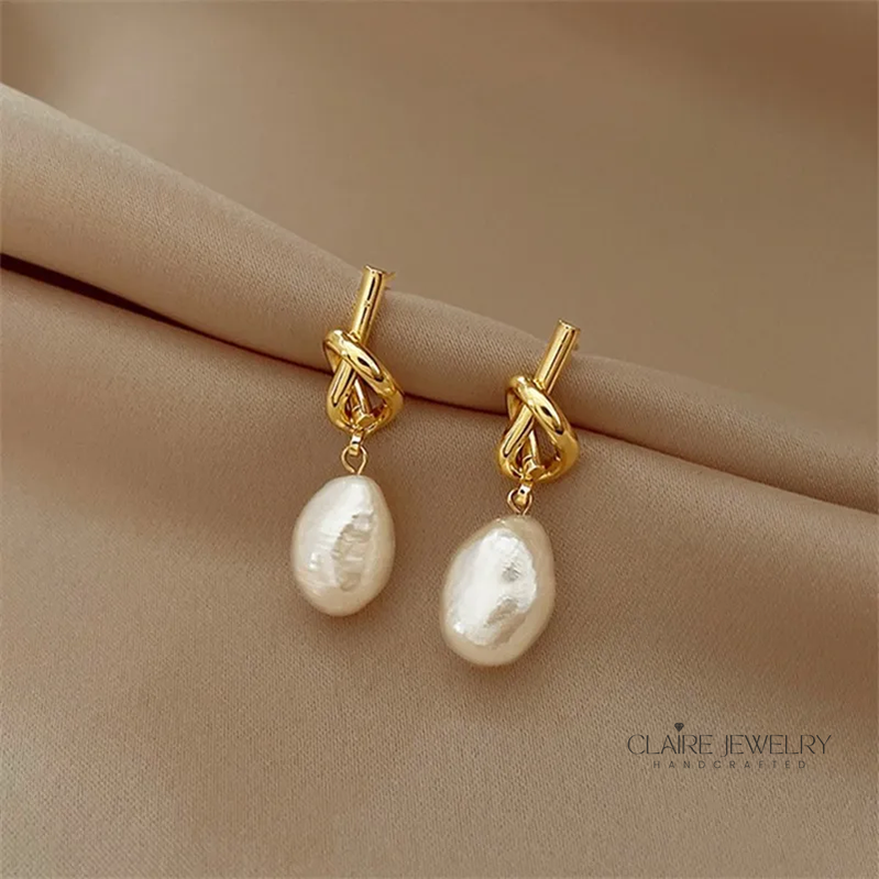 Elegant baroque pearl earrings in gold