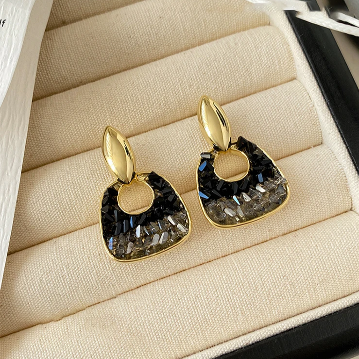 Elegant earrings made of black crystal and fine gold