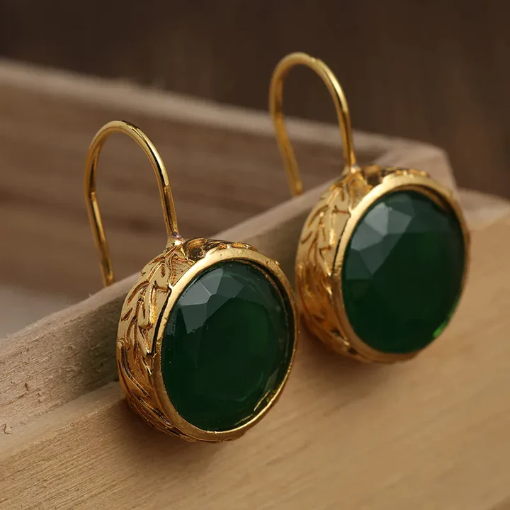 Elegant green vintage earrings in round design