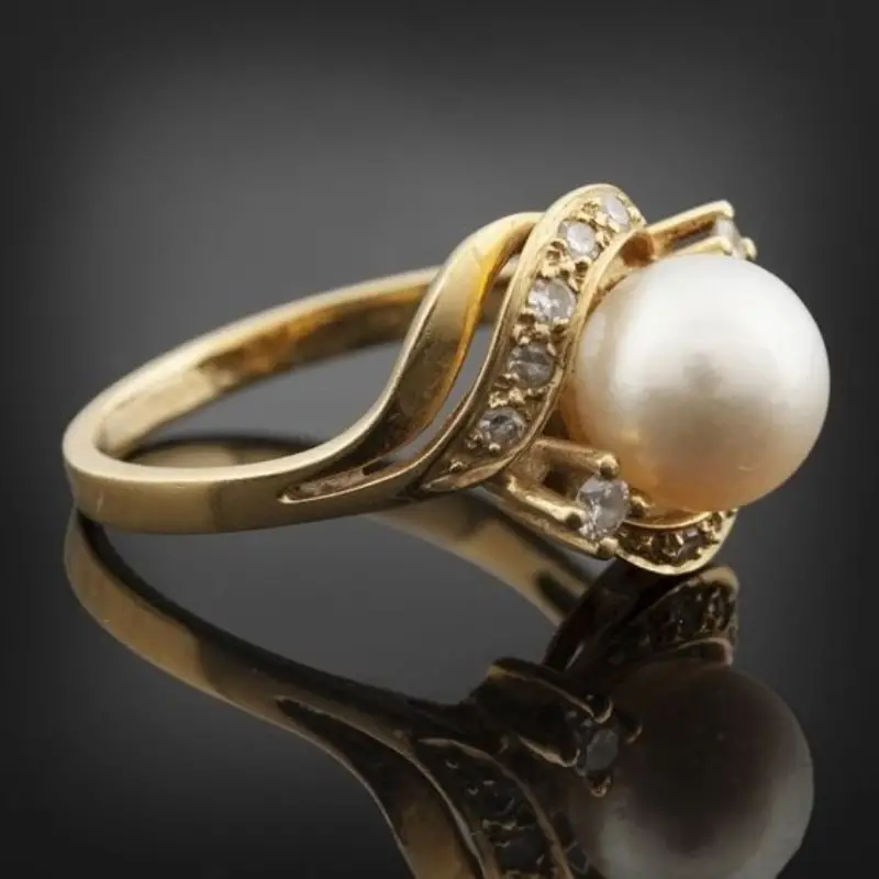 Elegant ring with a noble pearl and sparkling diamond in gold