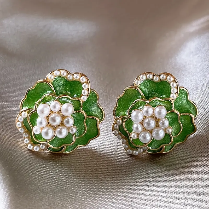 Elegant pearl earrings in radiant green with enamel finish