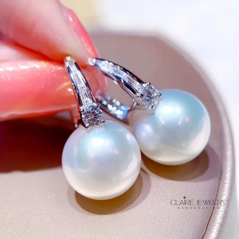 Elegant pearl earrings in shiny silver