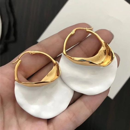 Elegant Vintage Earrings in Stylish White and Gold