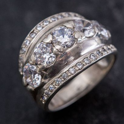 Classic Vintage Ring in Shimmering Silver