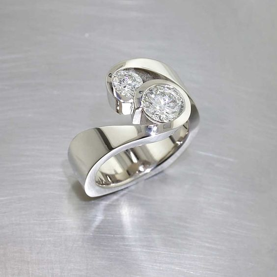 Elegant Vintage Silver Ring with Sparkling Zirconia Stones