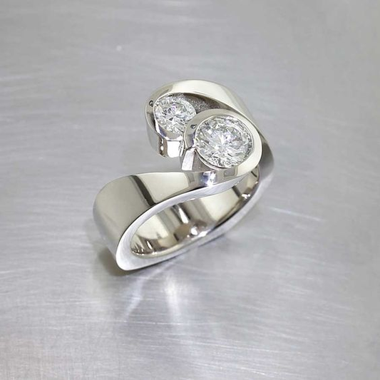 Elegant Vintage Silver Ring with Sparkling Zirconia Stones