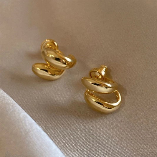 Glamorous spiral earrings in elegant gold tone