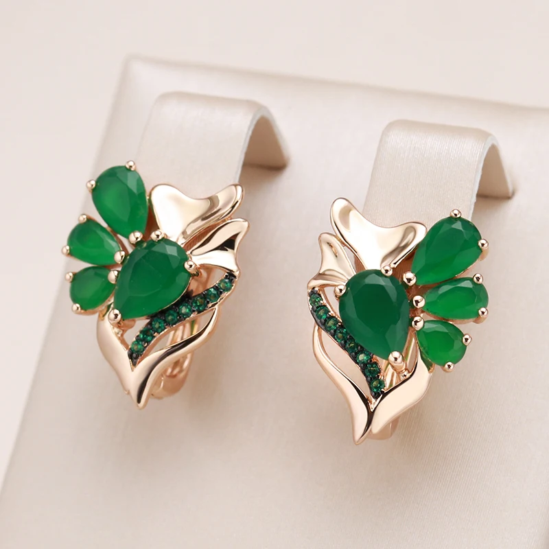 Fascinating earrings made of green crystal – A touch of elegance!