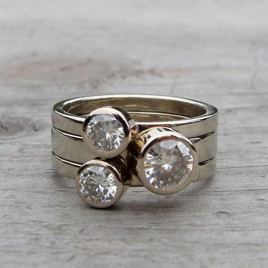 Elegant Vintage Ring with Triple Zirconia Decor