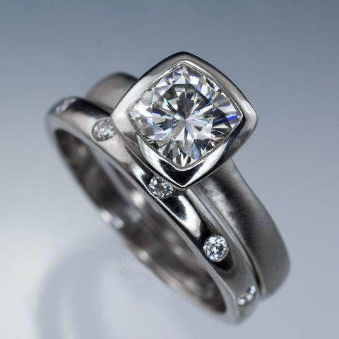 Elegant silver-plated ring with sparkling cubic crystal