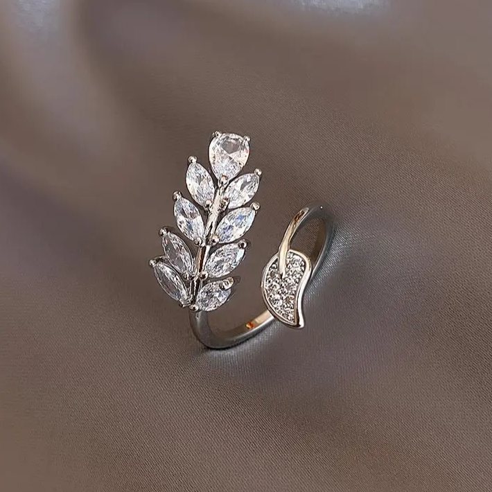 Glamorous ring with shimmering leaf design