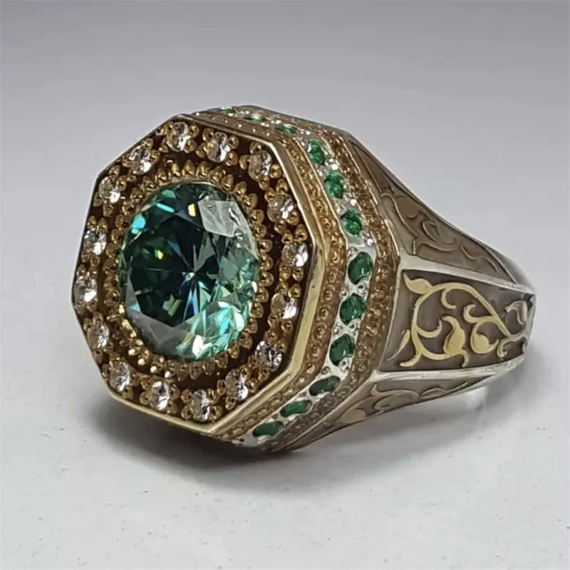 Elegant Vintage Ring in Diamond Gold in Timeless Green