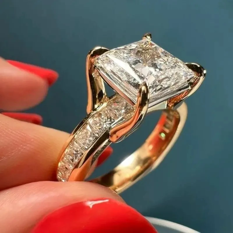 Stylish Vintage Ring with Sparkling Crystal