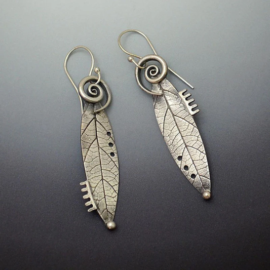 Elegant Vintage Earrings made of Sterling Silver with Artistic Jagged Leaves