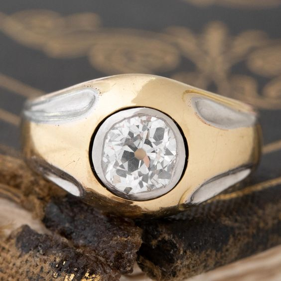 Elegant Vintage Ring with Shiny Gold Ball