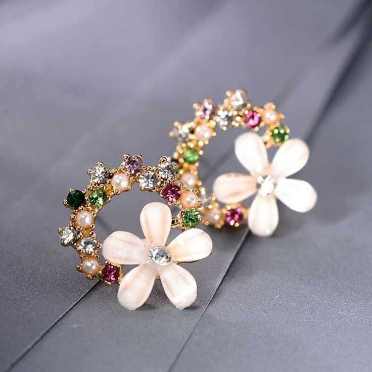 Enchanting floral earrings in an elegant design