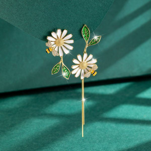 Swaying Elegance: Dreamy Daisy Earrings