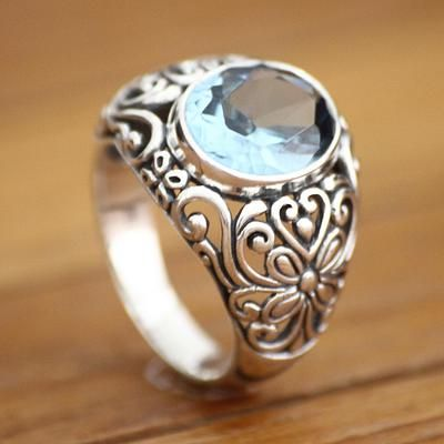 Elegant vintage ring with a fascinating blue inlay stone