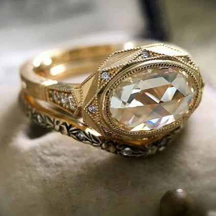 Elegant vintage gold ring with sparkling crystal inlays