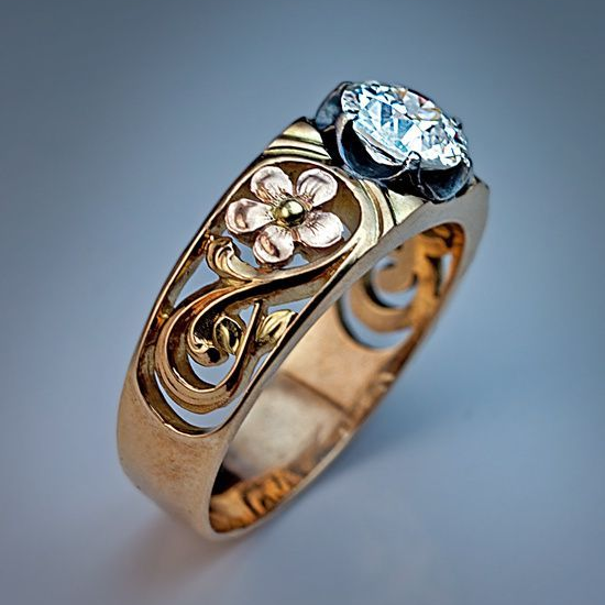 Elegant flower ring in gold with sparkling zirconia stones