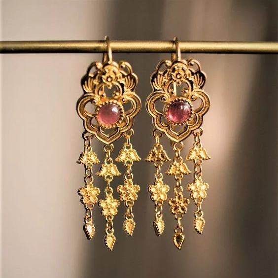 Elegant Vintage Earrings with Shiny Gold and Bright Red Stone Pendant