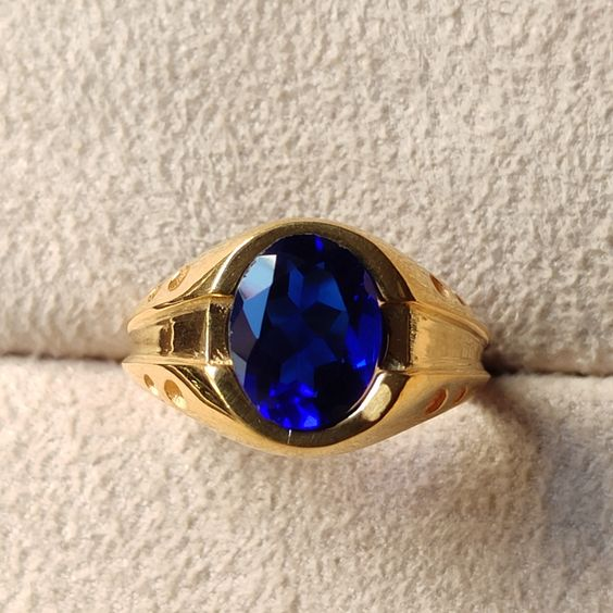 Elegant Vintage Blue Round Gold Ring