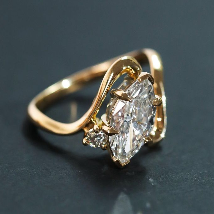 Vintage Gold Crystal Ring: A Timeless Elegance