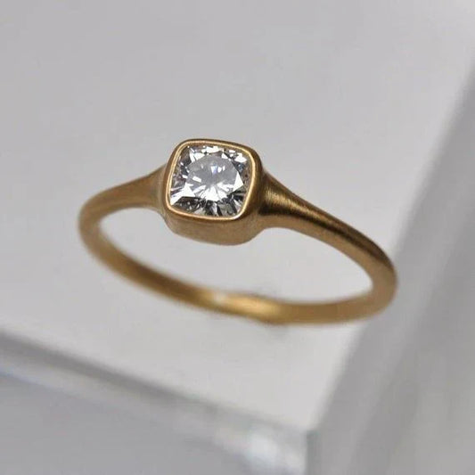 Elegant square glass ring