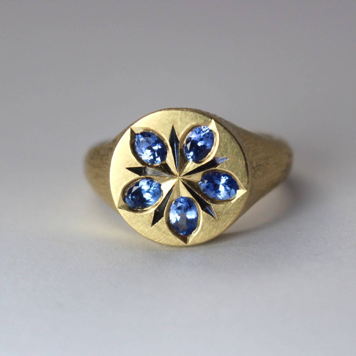 Vintage gold ring with a charming blue crystal flower