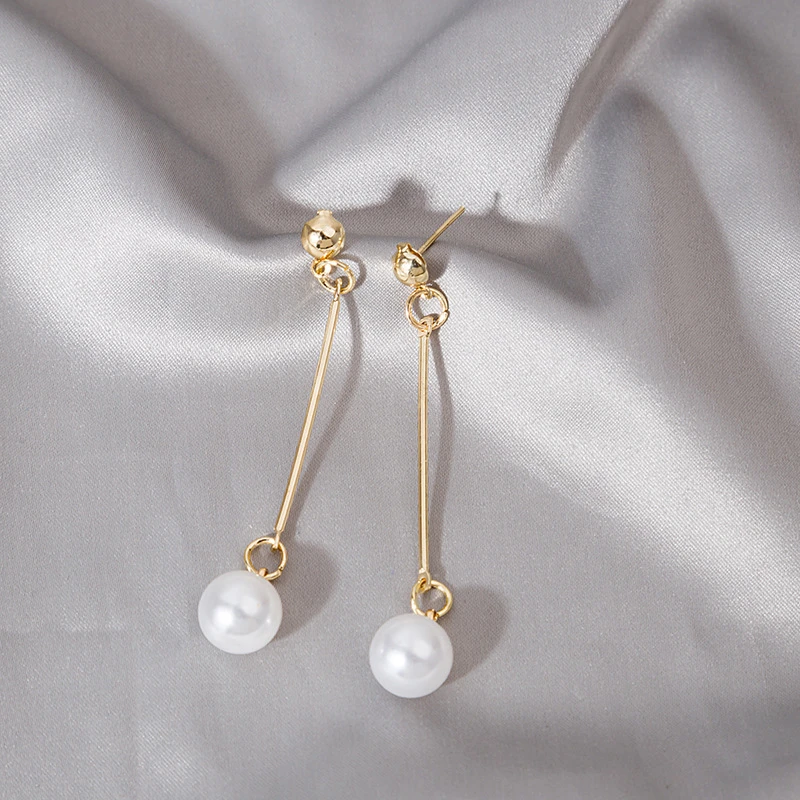 Elegant swinging earrings with exquisite hand-picked pearls