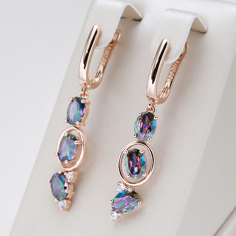 Sparkling earrings with colorful crystals in an elegant gold design